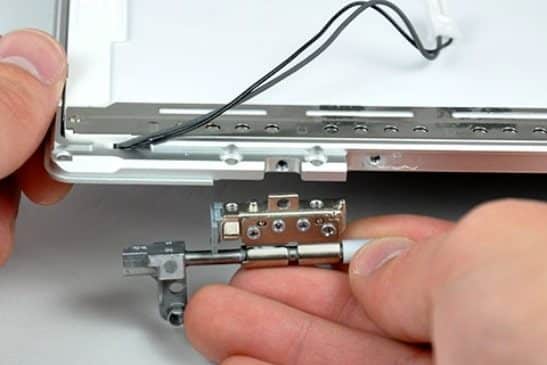 inlocuire-balamale-laptop reparatie carcasa laptop